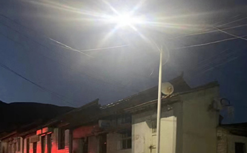 农村院子里最适合的加查太阳能路灯亮度与安装要点